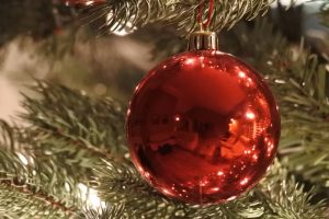 Lire la suite à propos de l’article Ateliers « boules de Noël » – Souffleur de verre à LOUHOSSOA